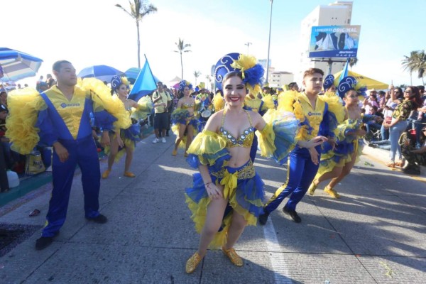 Miles disfrutan del segundo desfile del Carnaval, en Mazatlán