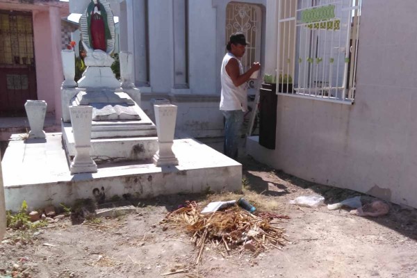 Exhortan a no quemar basura en el panteón