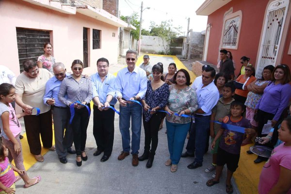 Autoridades inauguran una de las calles.