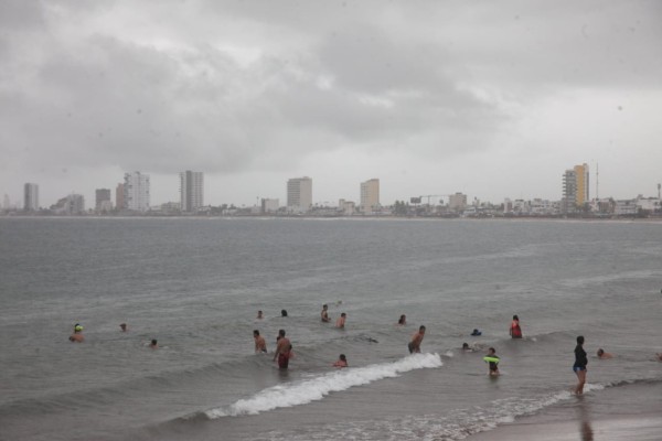 Pese a la lluvia, disfrutan decenas de personas disfrutan de las playas de Mazatlán