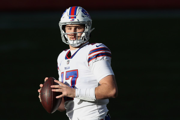 Josh Allen lució en los controles de los Bills.