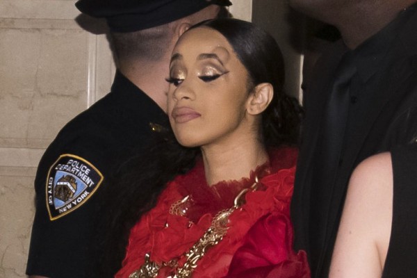 Cardi B resulta con golpes evidentes.