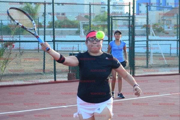 Arrancan Ana Lilia y Ulises Rentería con el pie derecho el Torneo de Tenis Día de las Madres