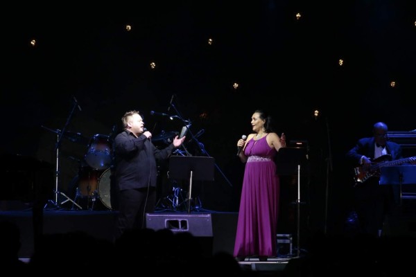 Rodrígo de la Cadena y Doris durante su presentación en el Jardín Botánico de Culiacán.