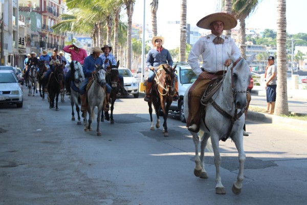 Cabalgan jinetes por la Avenida del Mar