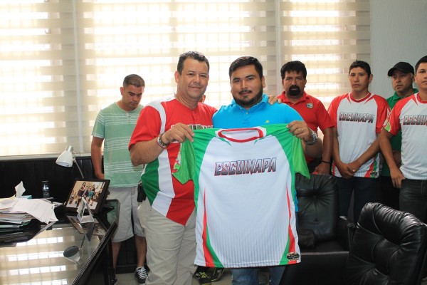 Benito Gutiérrez (der.) recibe la vestimenta del equipo Escuinapa Segunda.