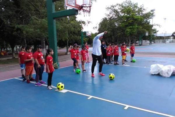 El baloncesto será una de las actividades que tendrá el Curso de Verano Imdec 2024.