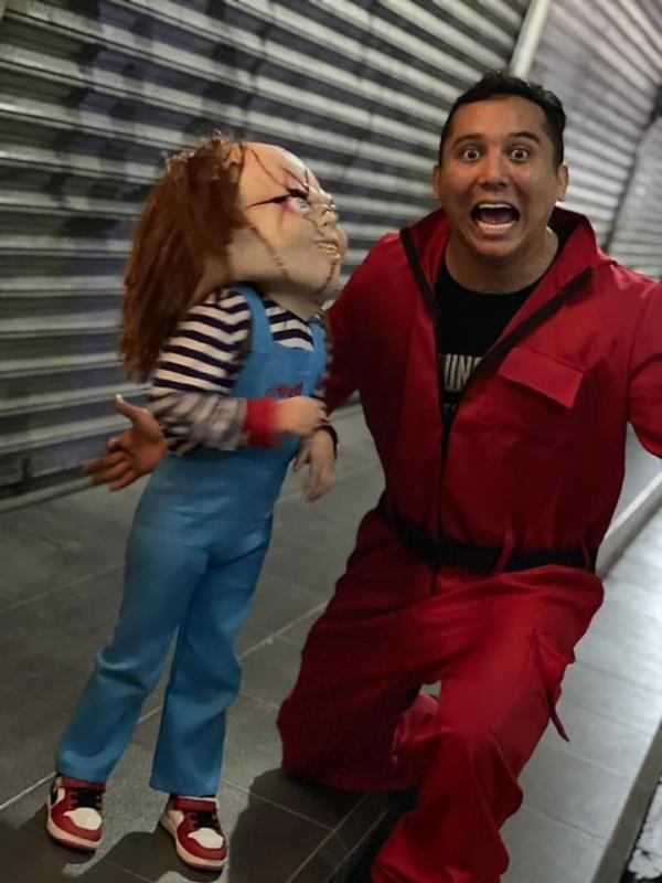 $!Edwin Luna portó un traje rojo de la serie “El juego del calamar”, mientras que su hijo optó por ser “Chucky”.