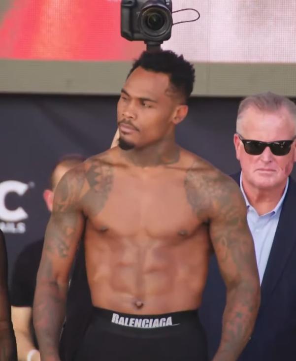 $!‘Canelo’ Álvarez y Charlo libran la báscula; ambos registran 167.4 libras y lucen poderosos