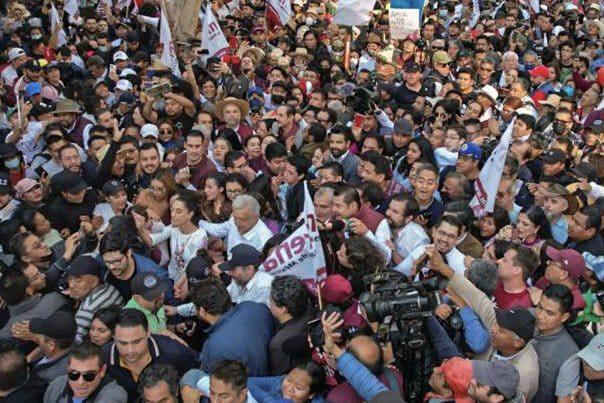 El Presidente Andrés Manuel López Obrador es rodeado por cientos de personas a su llegada al Ángel de la Independencia.