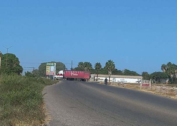 La circulación se encuentra obstruida por ambos sentidos de la carretera Culiacán-Eldorado.