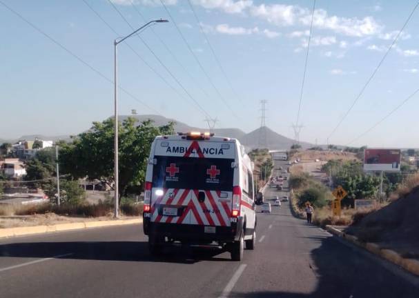 La persona fue auxiliada en una ambulancia de la Cruz Roja que lo traslado al hospital Civil, dónde horas después falleció.