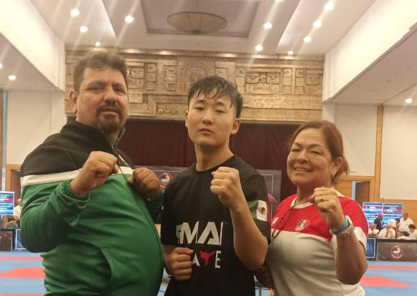 Hayato Yoshii (centro) junto a los entrenadores Jesús Moreno y Alma Rosa Bautista.