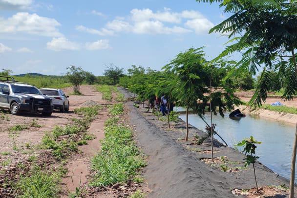 $!Mujer muere al caer en su auto a canal de riego en Mazatlán