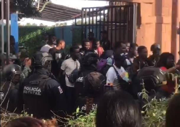 Migrantes africanos iban llegando a El Diez cuando cayó la Policía Estatal; algunos lograron escapar