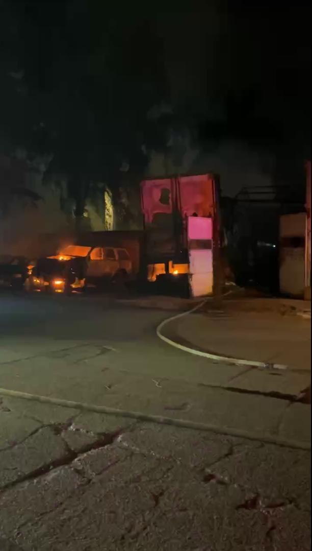 $!Incendio en la Miguel de la Madrid consume siete vehículos y una caja de tráiler en un yonke en Culiacán