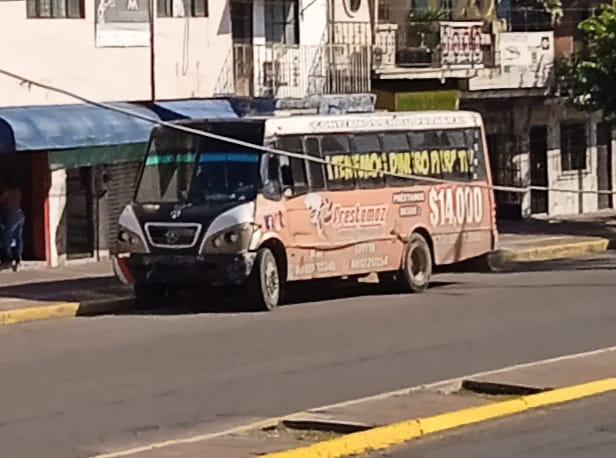 $!Denuncian que camión descompuesto tapó más de un día el carril preferencial de la Juan Carrasco, en Mazatlán