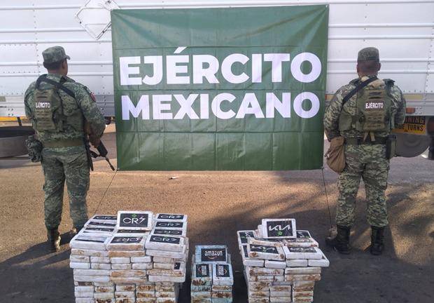 El Ejército Mexicano aseguró presunta droga en camiones de carga.