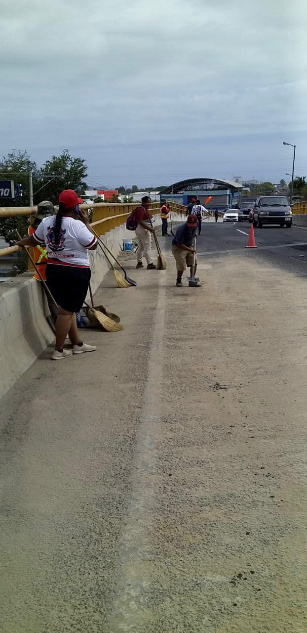 $!Limpia Gobierno municipal el puente vehicular de ‘La Corona’