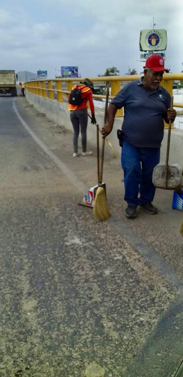 $!Limpia Gobierno municipal el puente vehicular de ‘La Corona’