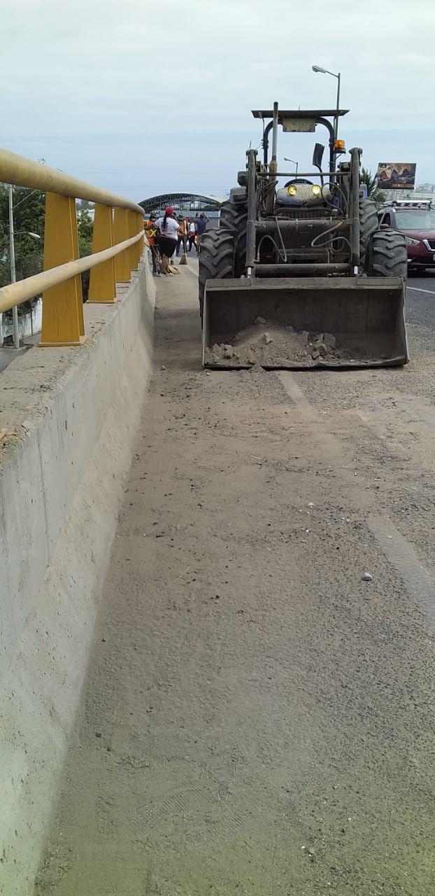 $!Limpia Gobierno municipal el puente vehicular de ‘La Corona’