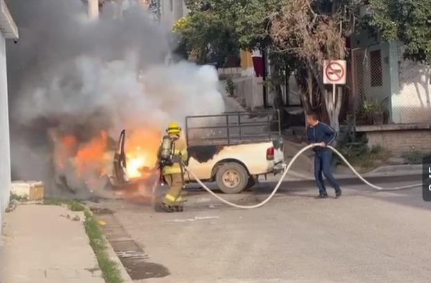 $!Se incendia camioneta en Villa Unión; conductor alcanza a escapar del fuego