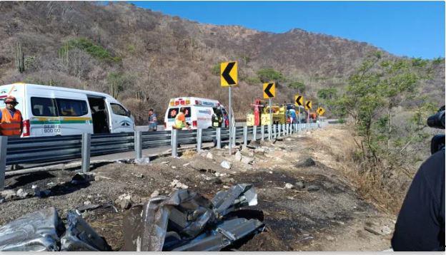 $!Cae a barranco autobús con equipo infantil de futbol; iba a Mazatlán