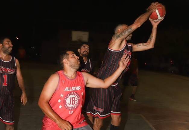 La cancha del Infonavit Playas cuenta con un torneo de baloncesto de buen nivel.