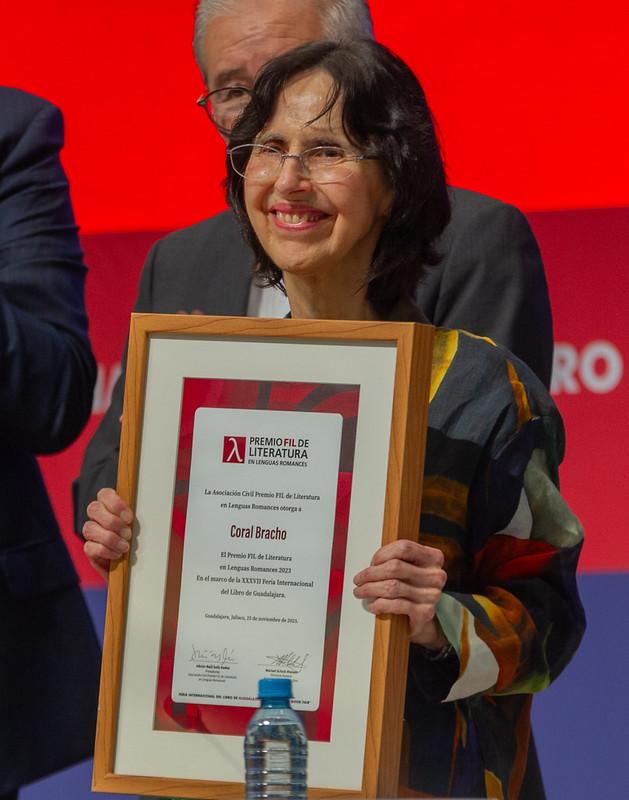 $!Coral Bracho recibió el Premio FIL de Literatura.