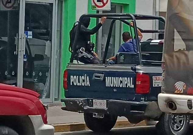 $!Hombre entra a la fuerza a tienda en el Centro, sin certificado de vacunación, y lo arrestan policías