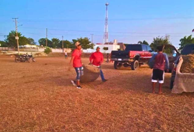 Comunidad del Palmito del Verde, en Escuinapa, se une para rehabilitar su campo de beisbol