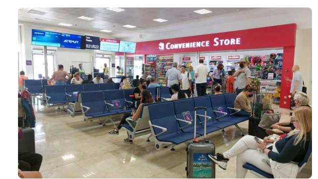 Turistas en aeropuerto mexicano.