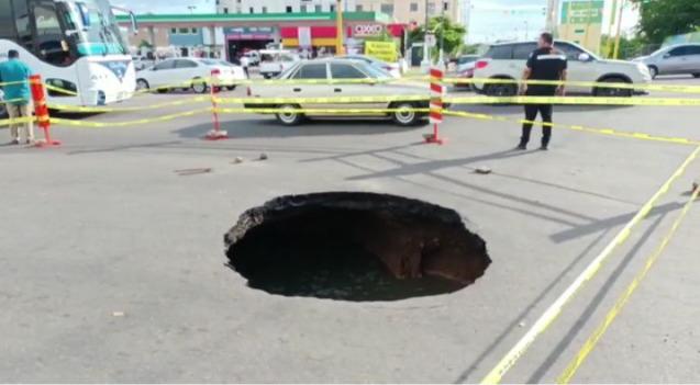 $!¡Precaución! Colapsa colector de JAPAC y provoca socavón de casi dos metros