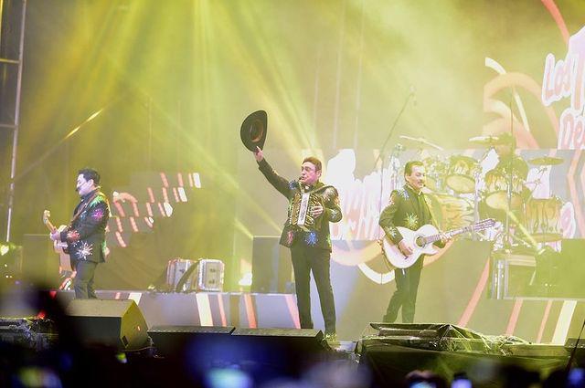 $!Los Tigres del Norte ponen a cantar a miles de mexicanos en el Zócalo de la CDMX