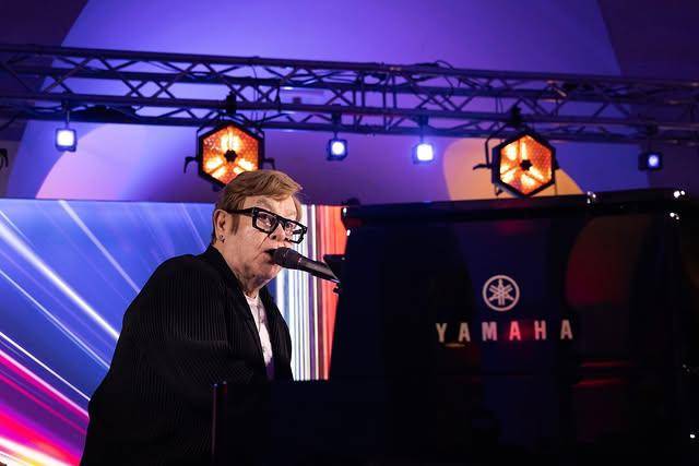 Elton John dice que perdió la vista