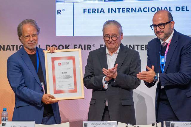 Recibe Mia Couto el Premio FIL de Literatura