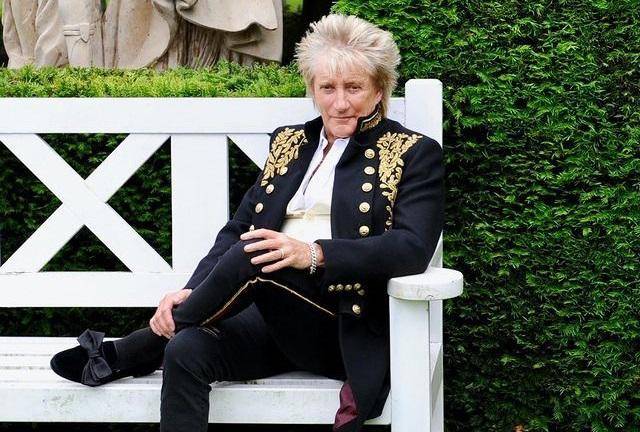 Rod Stewart se declara culpable de agresión por un altercado con un guardia de seguridad.