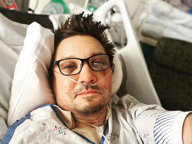 $!‘Gracias a todos por su amor’ expresa Jeremy Renner desde el hospital