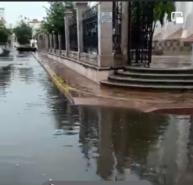 $!Lluvia evidencia mala planeación de paso peatonal elevado afuera de Catedral, en Mazatlán