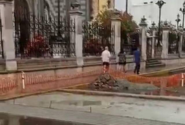 Lluvia evidencia mala planeación de paso peatonal elevado afuera de Catedral, en Mazatlán