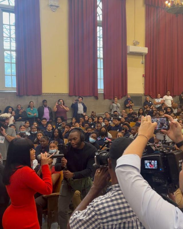 $!Dona Cardi B 100 mil dólares a escuela del Bronx