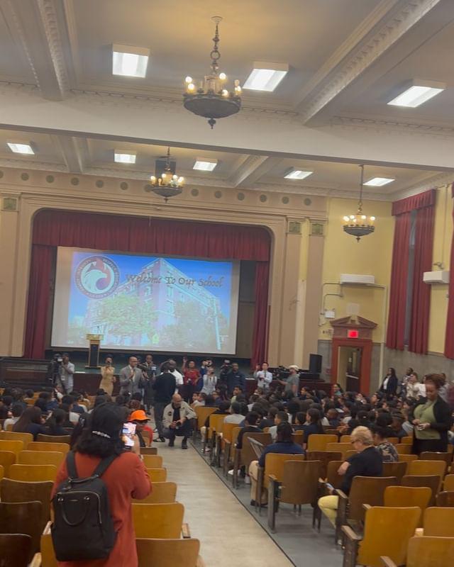 $!Dona Cardi B 100 mil dólares a escuela del Bronx