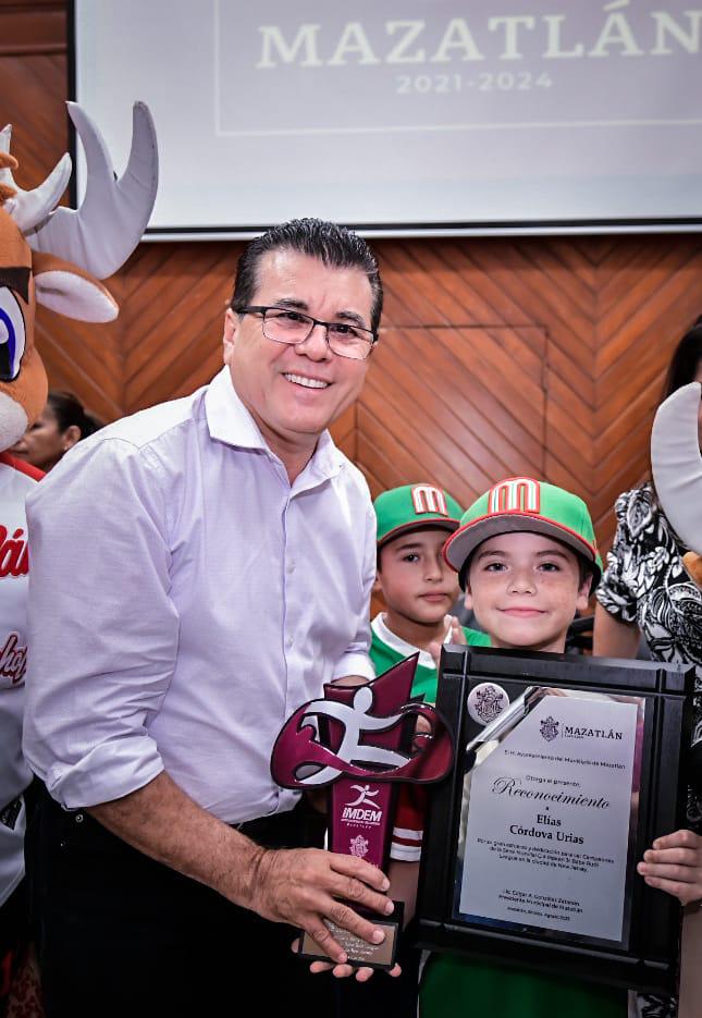 $!Premia Alcalde de Mazatlán a pequeños peloteros campeones de la Cal Ripken