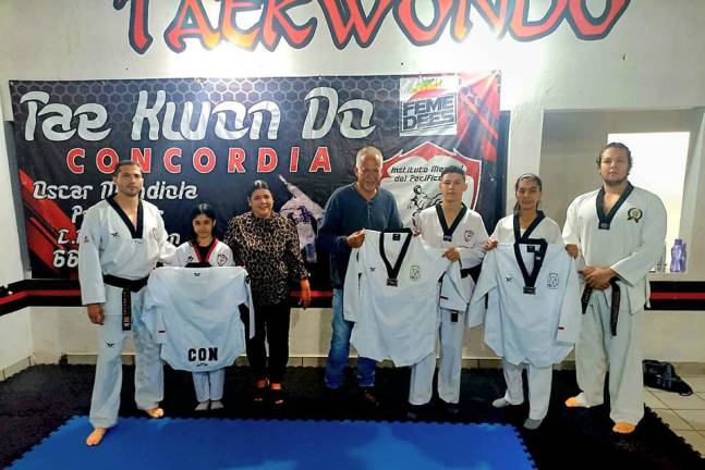 Los taekwondoínes de Concordia reciben su dobok de manos del Alcalde Raúl Díaz.