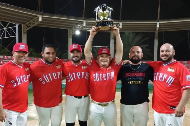 Suterm-Sección 75 levanta el trofeo de campeón de la Liga de Beisbol Primera Fuerza Nocturna.