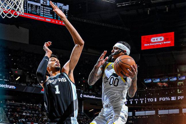 Jazz saca el triunfo en San Antonio.