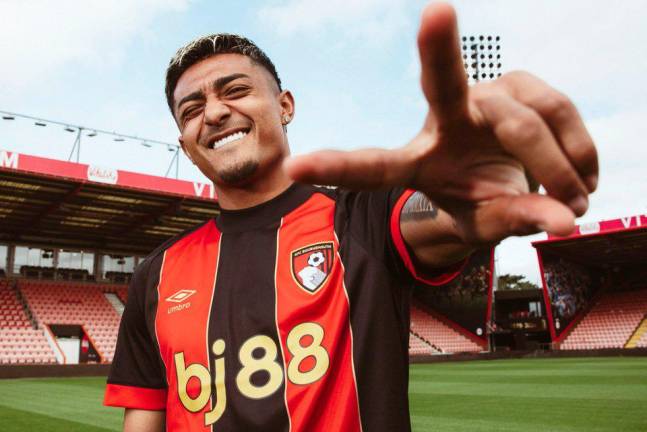 El mexicano Julián Araujo, traspasado del Barcelona al Bournemouth