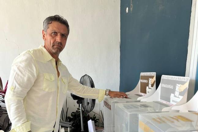 Gilberto Adame emite su voto.