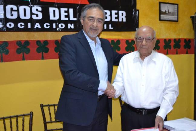 Eligen a José Magdaleno Espinoza presidente de Amigos del Saber