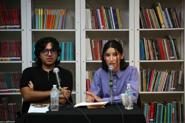 Manuel Alejandro de la Cruz y Arely Kenat, durante la conferencia.